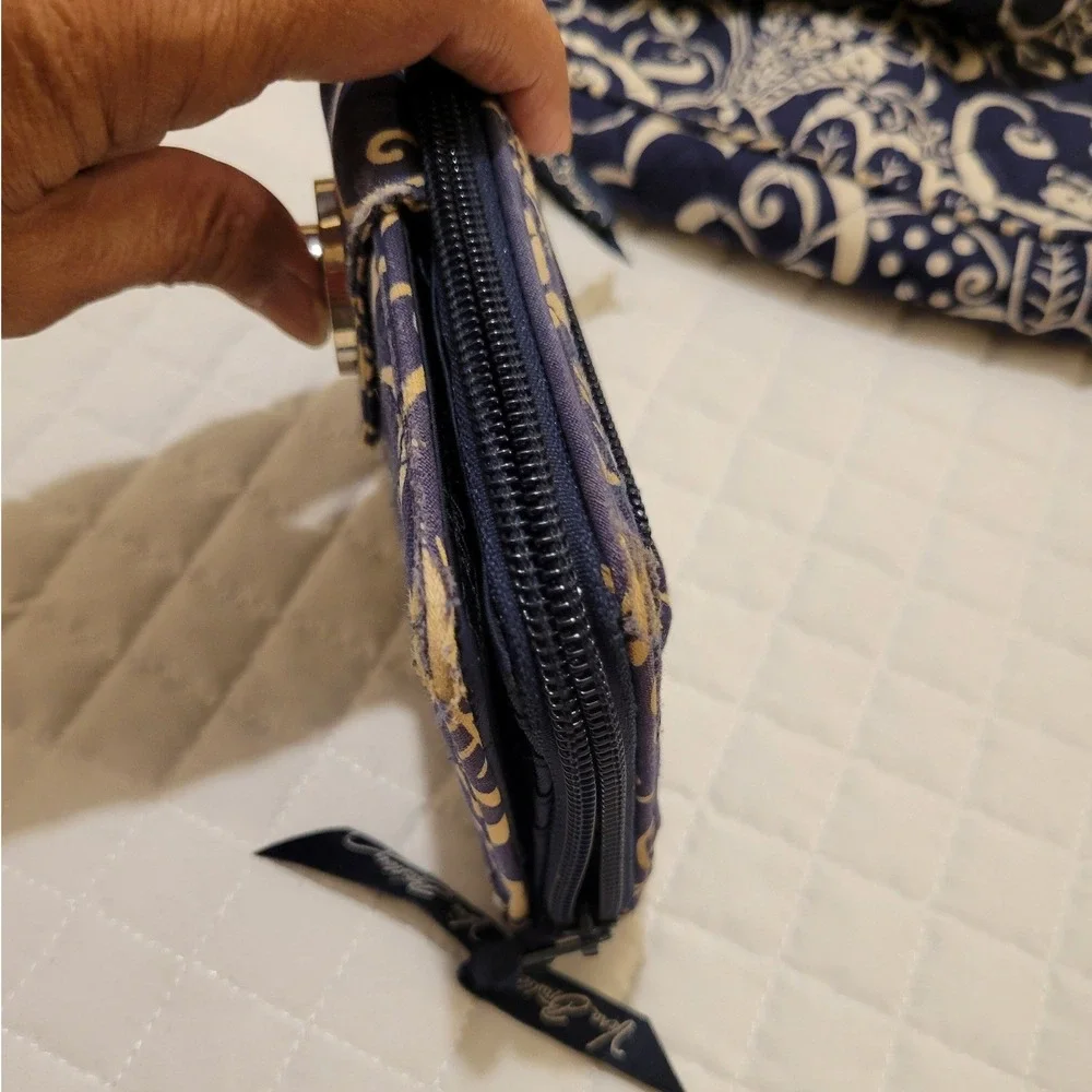 Vera Bradley Navy White Twirly Birds Floral Paisley Quilted Turnlock Wallet Fair